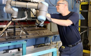 Universal Robot machine tending