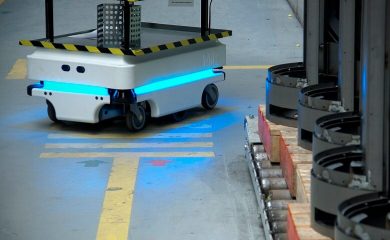 MiR100 in warehouse