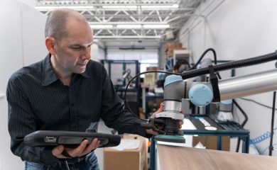 Robotiq sanding kit in use for furniture production