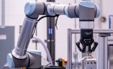 Universal Robot with Robotiq adaptive gripper